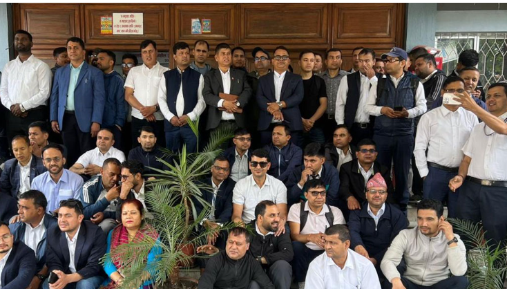 सङ्घीय मामिला तथा सामान्य प्रशासन मन्त्रालयको गेटमा कर्मचारीको धर्ना